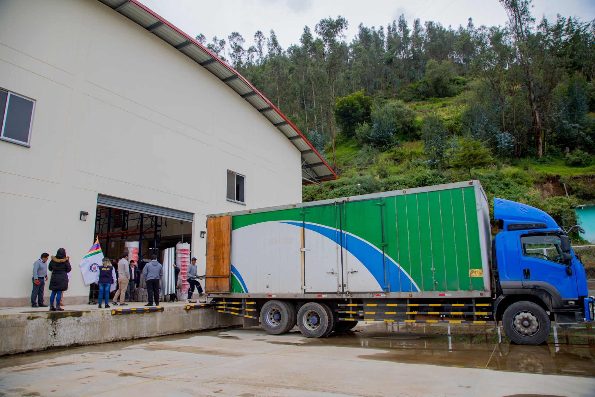 Más de 17 toneladas de ayuda humanitaria entrega gobernador regional Percy Godoy a población afectada por las bajas temperaturas