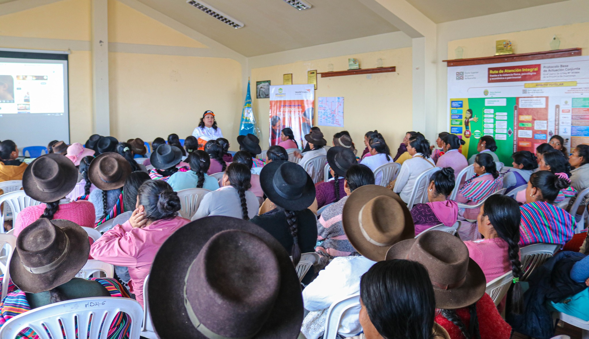 Taller de capacitación sobre la violencia contra las mujeres e integrantes del grupo familiar y rutas de atención, en el auditorio municipal.