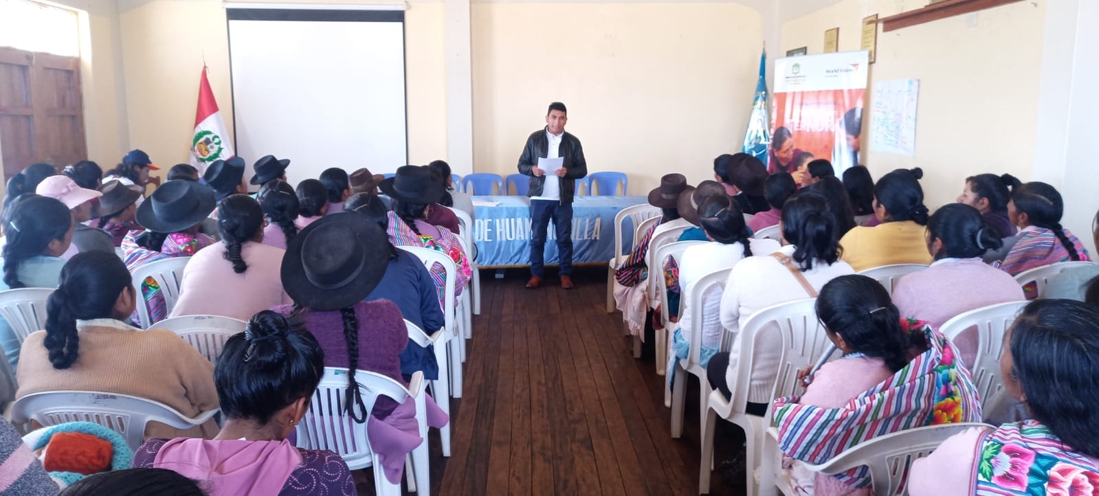 Taller de capacitación sobre la violencia contra las mujeres e integrantes del grupo familiar y rutas de atención, en el auditorio municipal.