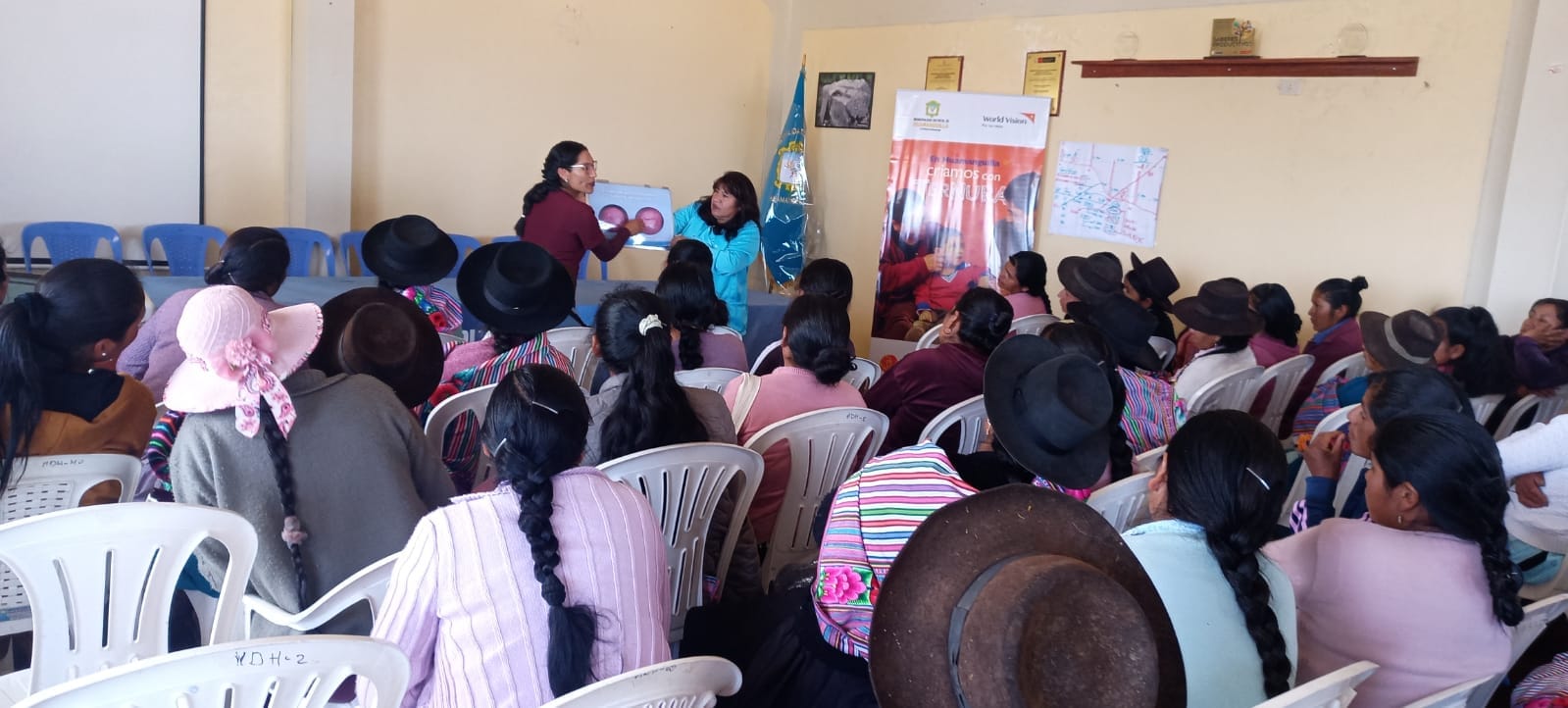 Taller de capacitación sobre la violencia contra las mujeres e integrantes del grupo familiar y rutas de atención, en el auditorio municipal.