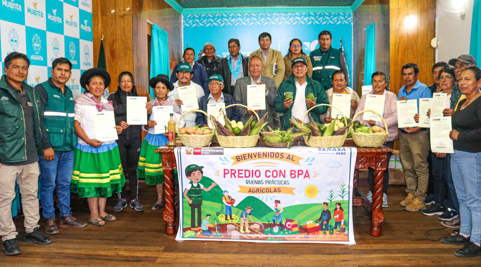 ¡Orgullo huamanguiillino! agricultoras huamanguilllinas recibieron la certificación de buenas prácticas agrícolas por parte del Servicio Nacional de Sanidad Agraria (SENASA).