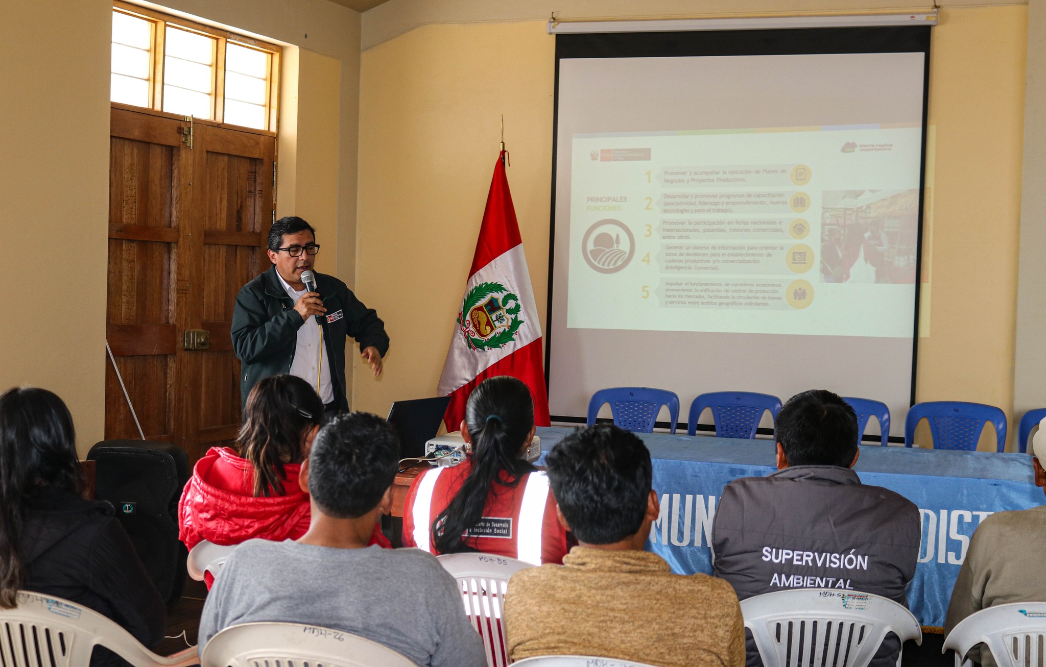 La Municipalidad Distrital de Huamanguilla comprometidos con nuestros pequeños y medianos productores.
Se llevó a cabo el "Taller sobre el acceso de pequeños y medianos productores a los mercados de manera sostenible y competitiva" a cargo de Sierra y Selva Exportadora y el Ministerio de Producción - Programa Nacional Tu Empresa.