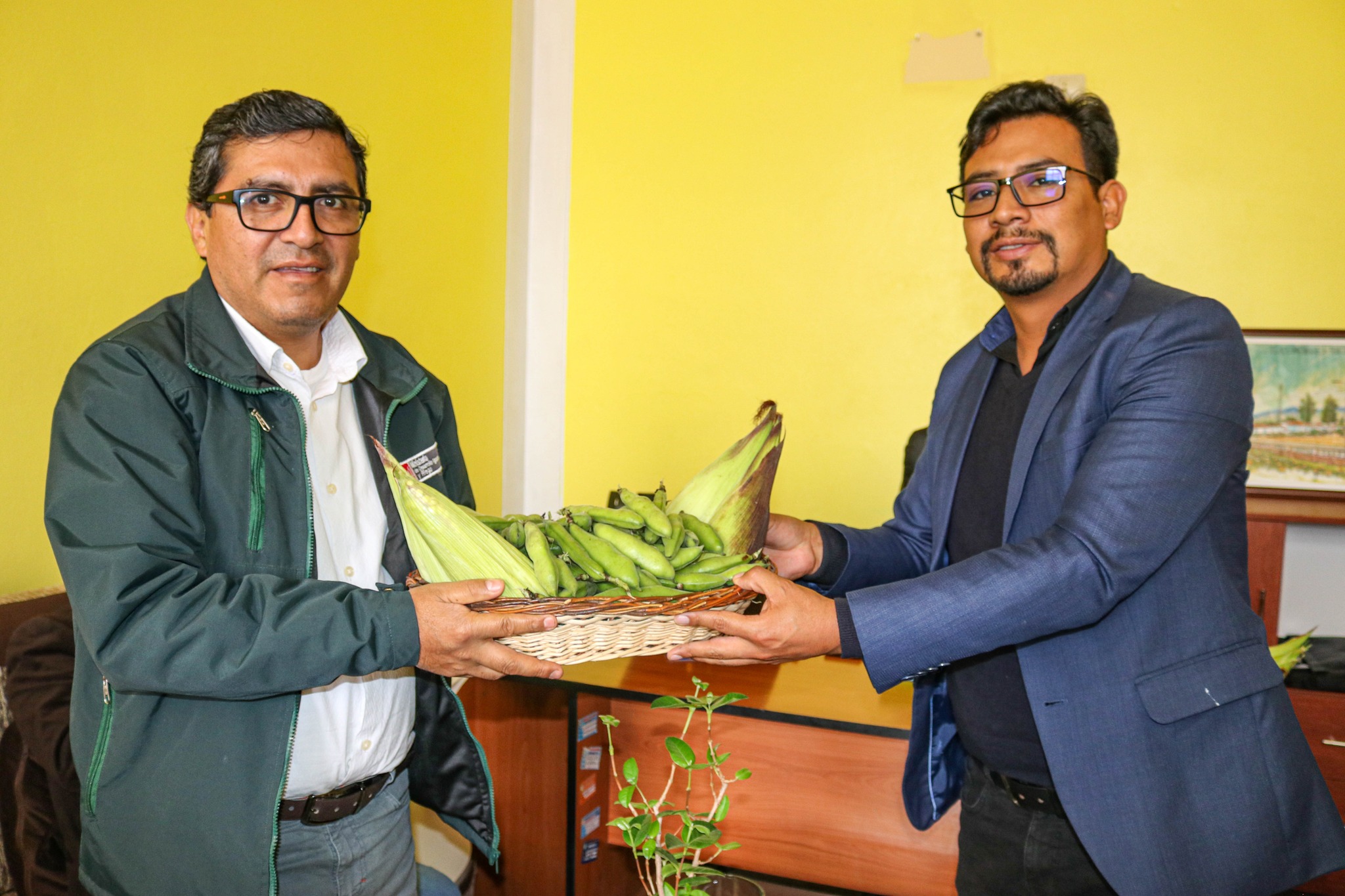 La Municipalidad Distrital de Huamanguilla comprometidos con nuestros pequeños y medianos productores.
Se llevó a cabo el "Taller sobre el acceso de pequeños y medianos productores a los mercados de manera sostenible y competitiva" a cargo de Sierra y Selva Exportadora y el Ministerio de Producción - Programa Nacional Tu Empresa.