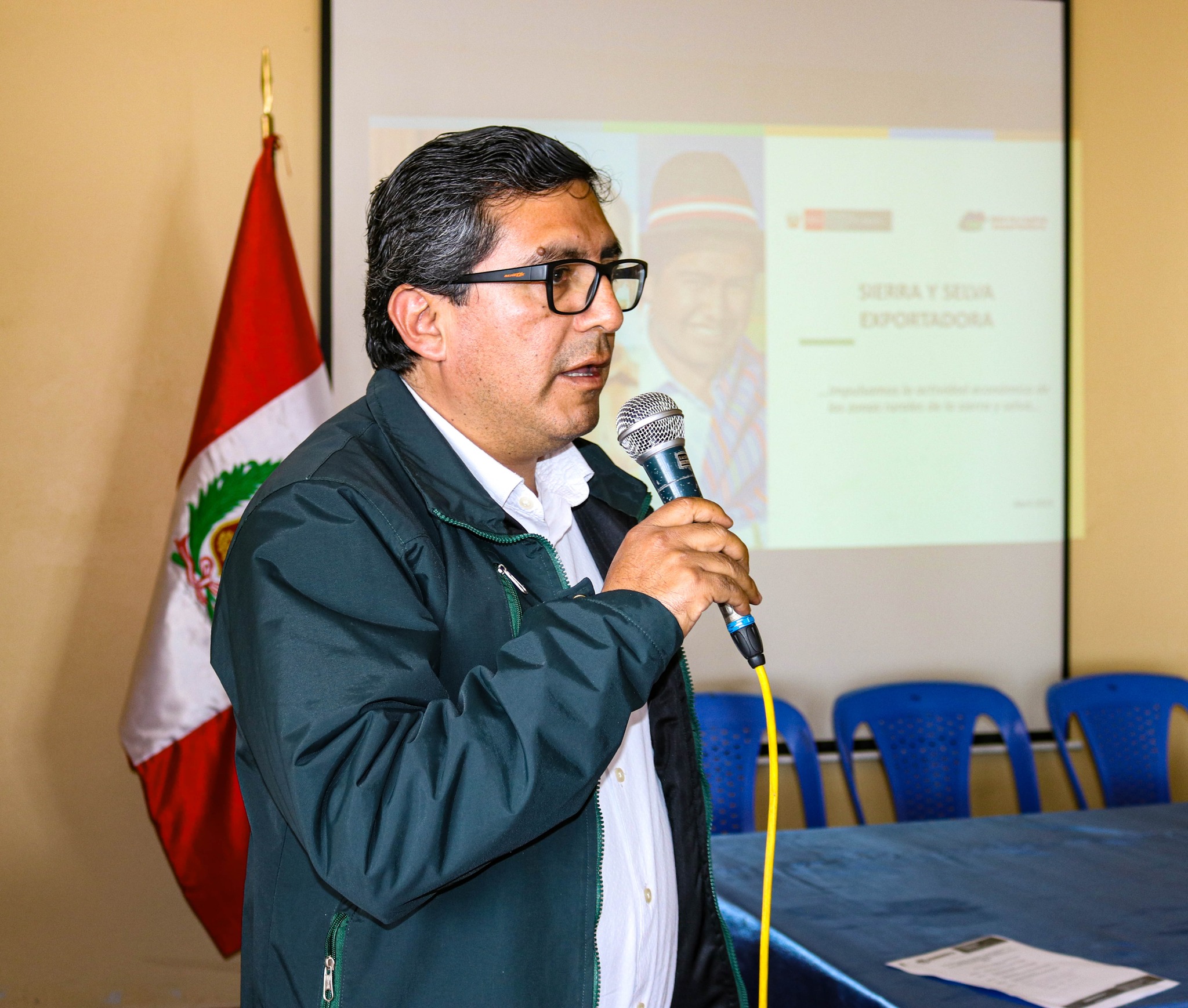 La Municipalidad Distrital de Huamanguilla comprometidos con nuestros pequeños y medianos productores.
Se llevó a cabo el "Taller sobre el acceso de pequeños y medianos productores a los mercados de manera sostenible y competitiva" a cargo de Sierra y Selva Exportadora y el Ministerio de Producción - Programa Nacional Tu Empresa.