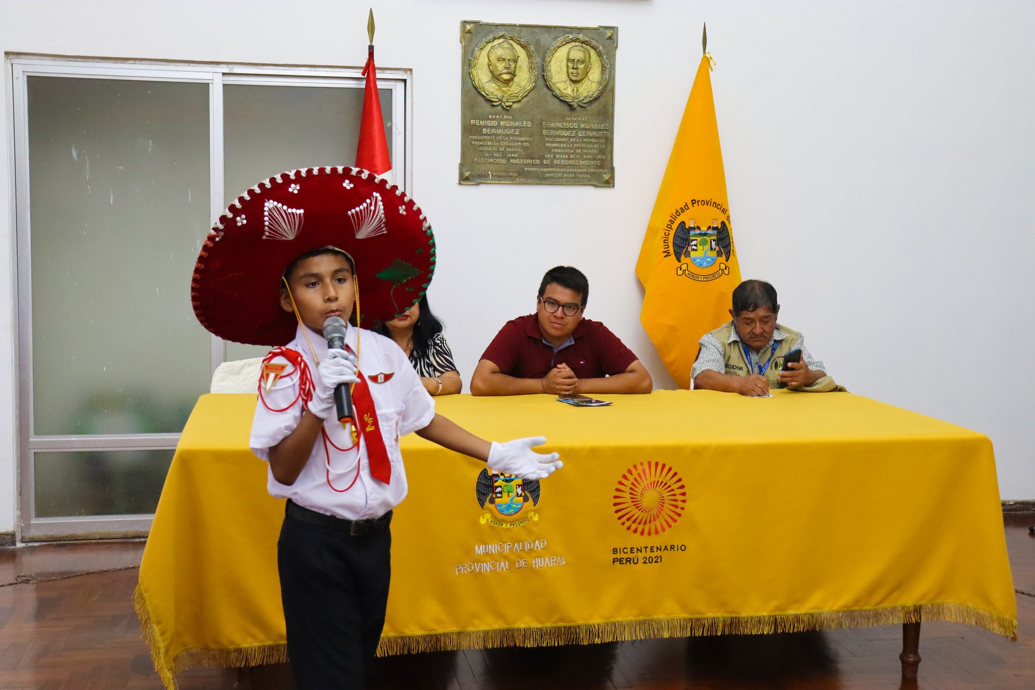 El talento huaralino sorprendió al público en "Recital Poético Musical" realizado por el aniversario provincial