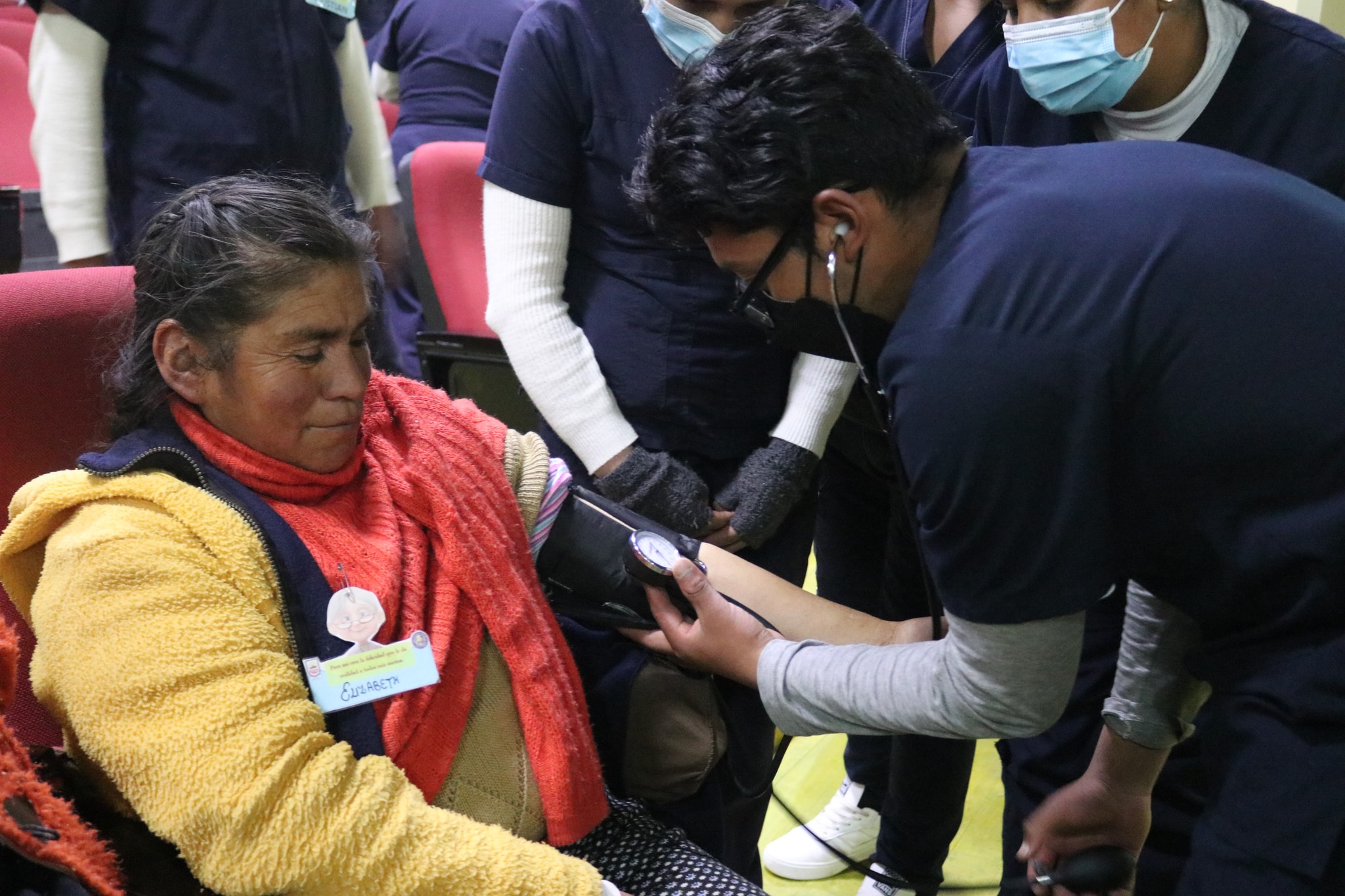 Archivos JPG revisando la salud de las mamitas de la tercera edad