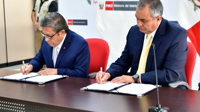 Una flota de 46 camionetas y 85 motocicletas fortalecerá el patrullaje y la seguridad ciudadana en las calles del Callao, gracias a un convenio de cooperación suscrito entre el Ministerio del Interior (Mininter) y el gobierno regional chalaco.

Los vehículos serán distribuidos entre las 17 comisarías del Callao y permitirán optimizar los servicios de patrullaje que brinda la Policía Nacional del Perú (PNP), en el marco de la lucha contra la delincuencia en las zonas de mayor incidencia delictiva del primer puerto.

La firma del citado acuerdo específico interinstitucional estuvo a cargo del titular del Mininter, Vicente Romero, y del gobernador regional del Callao, Ciro Castillo Rojo, quienes coincidieron en la importancia de renovar el parque automotor policial en esta jurisdicción.

Durante la ceremonia de suscripción del convenio, el ministro Romero subrayó que el trabajo conjunto entre el Poder Ejecutivo y las autoridades regionales y locales dará buenos resultados en favor de la seguridad ciudadana.

“Este apoyo de vehículos y motocicletas que nos están otorgando contribuirá a mejorar nuestra respuesta firme y contundente ante la delincuencia”, manifestó. 

Resaltó la buena disposición del gobernador regional chalaco para unir esfuerzos con la PNP y trabajar de manera articulada y coordinada, en el objetivo común de prevenir, controlar y neutralizar el delito en el territorio chalaco.

A su turno, el gobernador regional del Callao, Ciro Castillo Rojo, señaló que la nueva flota de vehículos que tendrá la PNP contribuirá a que mejore el servicio policial en materia de seguridad ciudadana y orden público, en beneficio de los vecinos chalacos.

Según el convenio, el Gobierno Regional del Callao financiará la adquisición de estos vehículos, con un presupuesto de S/ 13.2 millones, y luego los transferirá a la PNP, mientras que el Mininter brindará asistencia técnica durante la ejecución del proyecto.

Además, la PNP se encargará de administrar y asegurar la operatividad de estas unidades móviles, mediante los mantenimientos preventivos que correspondan.

La suscripción del convenio contó con la presencia del viceministro de Seguridad Pública del Mininter, Fidel Pintado; del jefe de la Región Policial Callao, General PNP Jorge Castillo; y del director general de Seguridad Ciudadana del Mininter, Miguel Lostaunau.
