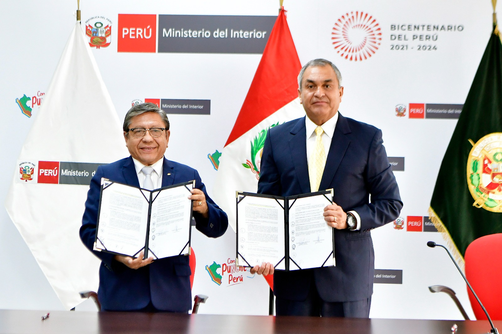 Una flota de 46 camionetas y 85 motocicletas fortalecerá el patrullaje y la seguridad ciudadana en las calles del Callao, gracias a un convenio de cooperación suscrito entre el Ministerio del Interior (Mininter) y el gobierno regional chalaco.
Los vehículos serán distribuidos entre las 17 comisarías del Callao y permitirán optimizar los servicios de patrullaje que brinda la Policía Nacional del Perú (PNP), en el marco de la lucha contra la delincuencia en las zonas de mayor incidencia delictiva del primer puerto.
La firma del citado acuerdo específico interinstitucional estuvo a cargo del titular del Mininter, Vicente Romero, y del gobernador regional del Callao, Ciro Castillo Rojo, quienes coincidieron en la importancia de renovar el parque automotor policial en esta jurisdicción.
Durante la ceremonia de suscripción del convenio, el ministro Romero subrayó que el trabajo conjunto entre el Poder Ejecutivo y las autoridades regionales y locales dará buenos resultados en favor de la seguridad ciudadana.