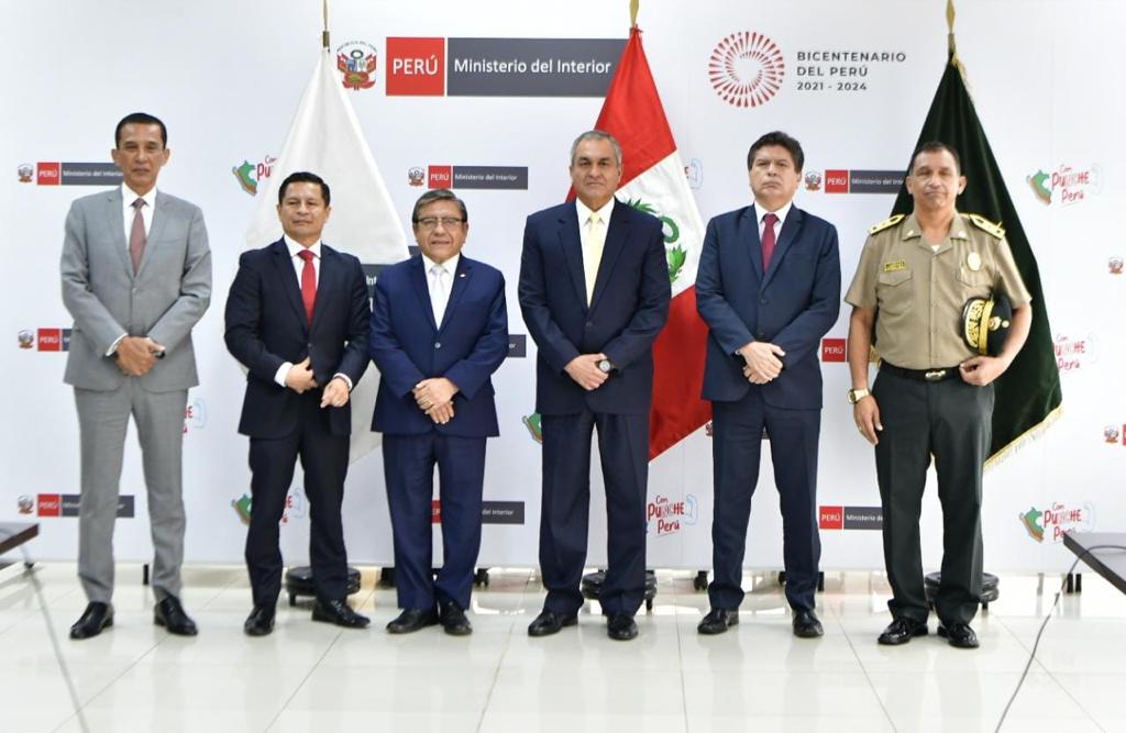 Una flota de 46 camionetas y 85 motocicletas fortalecerá el patrullaje y la seguridad ciudadana en las calles del Callao, gracias a un convenio de cooperación suscrito entre el Ministerio del Interior (Mininter) y el gobierno regional chalaco.
Los vehículos serán distribuidos entre las 17 comisarías del Callao y permitirán optimizar los servicios de patrullaje que brinda la Policía Nacional del Perú (PNP), en el marco de la lucha contra la delincuencia en las zonas de mayor incidencia delictiva del primer puerto.
La firma del citado acuerdo específico interinstitucional estuvo a cargo del titular del Mininter, Vicente Romero, y del gobernador regional del Callao, Ciro Castillo Rojo, quienes coincidieron en la importancia de renovar el parque automotor policial en esta jurisdicción.
Durante la ceremonia de suscripción del convenio, el ministro Romero subrayó que el trabajo conjunto entre el Poder Ejecutivo y las autoridades regionales y locales dará buenos resultados en favor de la seguridad ciudadana.