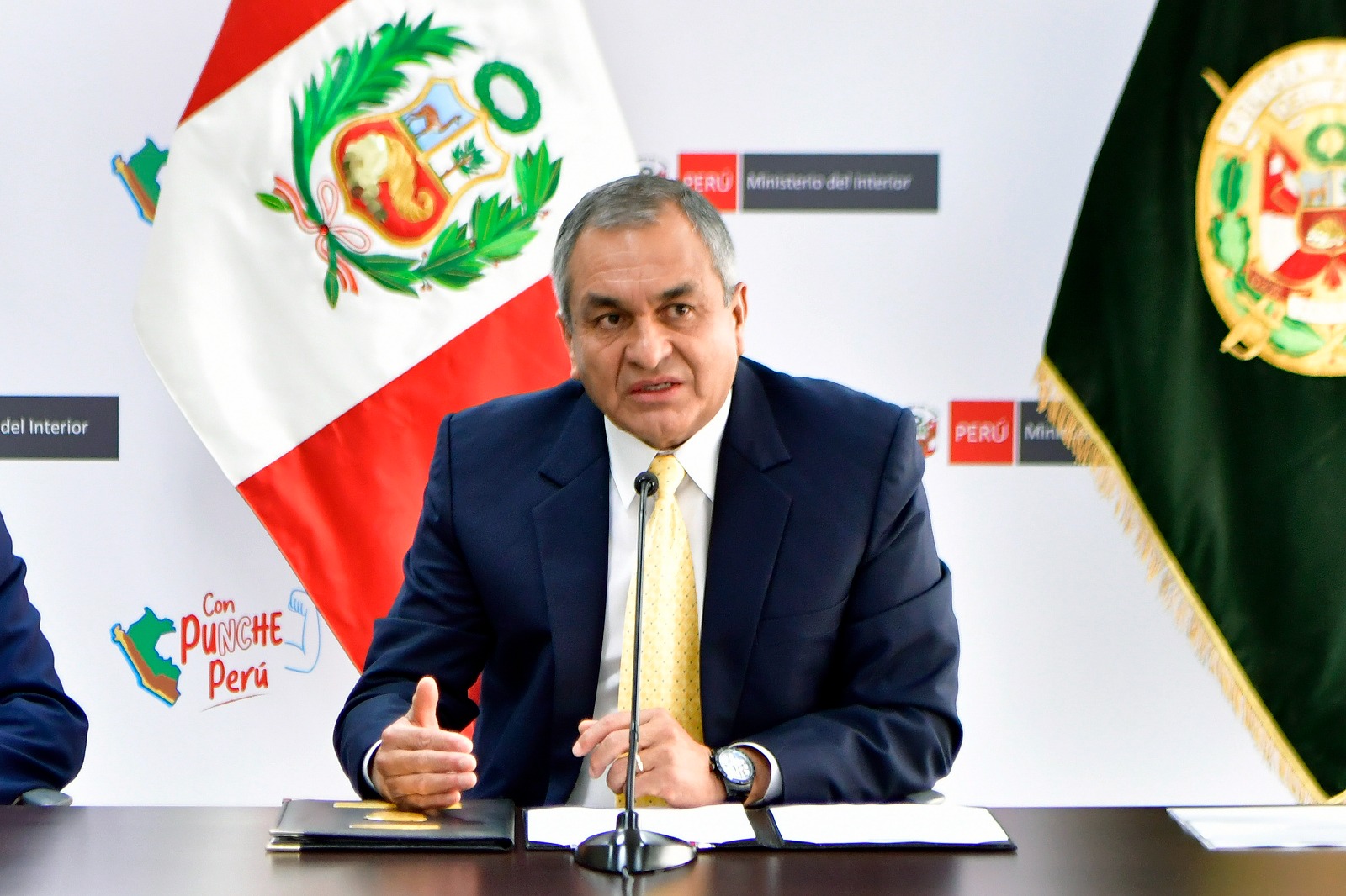 Una flota de 46 camionetas y 85 motocicletas fortalecerá el patrullaje y la seguridad ciudadana en las calles del Callao, gracias a un convenio de cooperación suscrito entre el Ministerio del Interior (Mininter) y el gobierno regional chalaco.
Los vehículos serán distribuidos entre las 17 comisarías del Callao y permitirán optimizar los servicios de patrullaje que brinda la Policía Nacional del Perú (PNP), en el marco de la lucha contra la delincuencia en las zonas de mayor incidencia delictiva del primer puerto.
La firma del citado acuerdo específico interinstitucional estuvo a cargo del titular del Mininter, Vicente Romero, y del gobernador regional del Callao, Ciro Castillo Rojo, quienes coincidieron en la importancia de renovar el parque automotor policial en esta jurisdicción.
Durante la ceremonia de suscripción del convenio, el ministro Romero subrayó que el trabajo conjunto entre el Poder Ejecutivo y las autoridades regionales y locales dará buenos resultados en favor de la seguridad ciudadana.