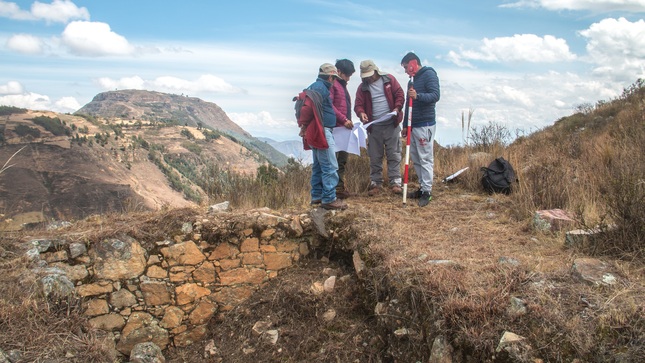 Servidores de la Unidad Ejecutora inspeccionando la zona arqueológica