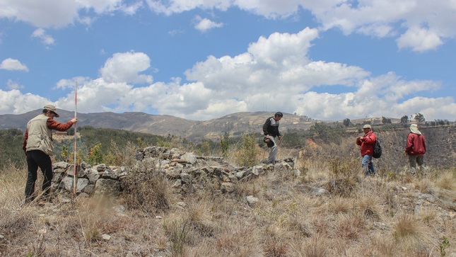 Servidores de la Unidad Ejecutora realizando trabajos de levantamiento topográfico