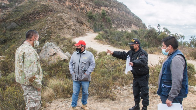 Técnicos de instituciones involucradas inspeccionando áreas de posibles afectaciones