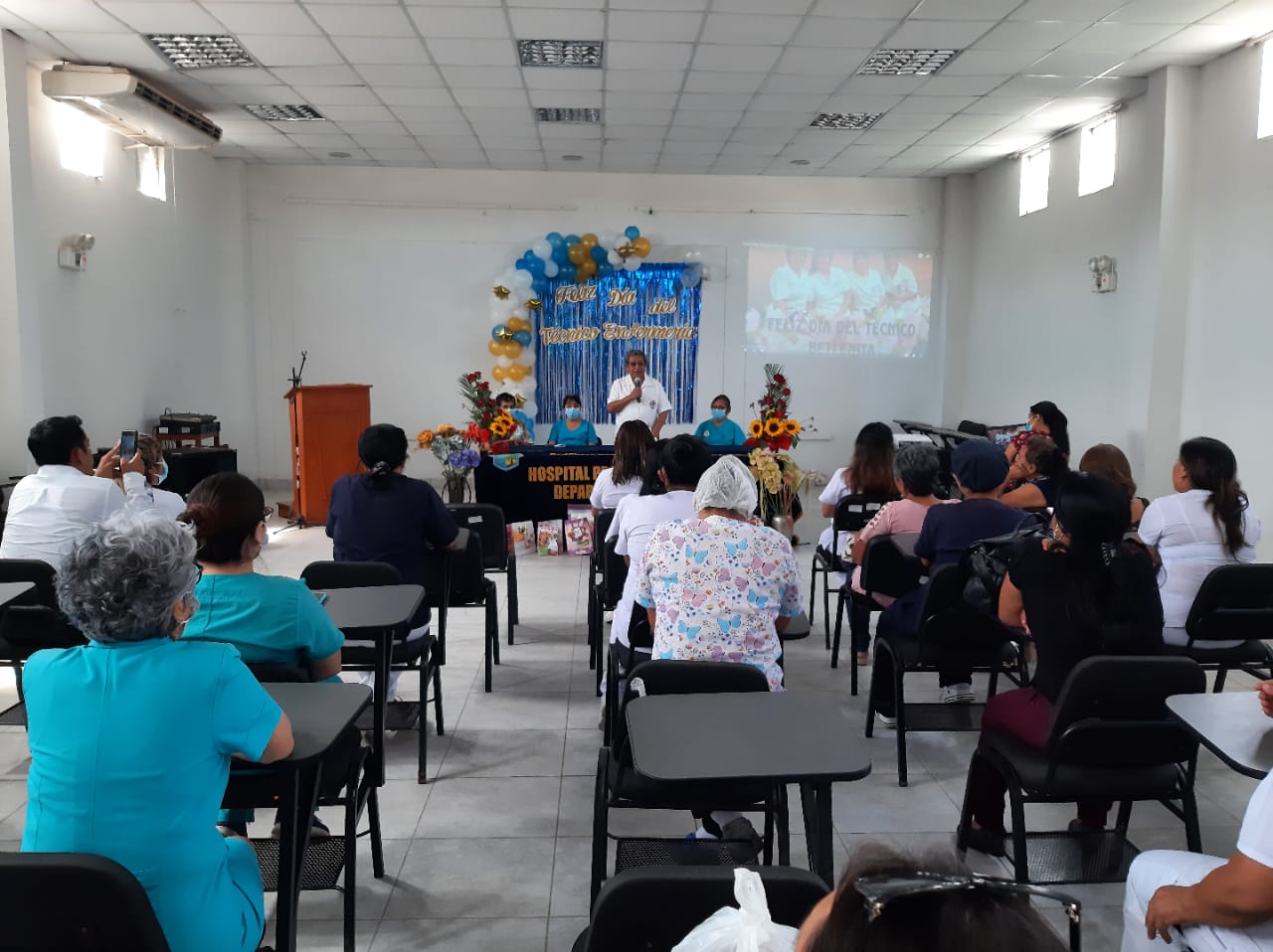 Director saludando a los asistentes en este ceremonia protocolar