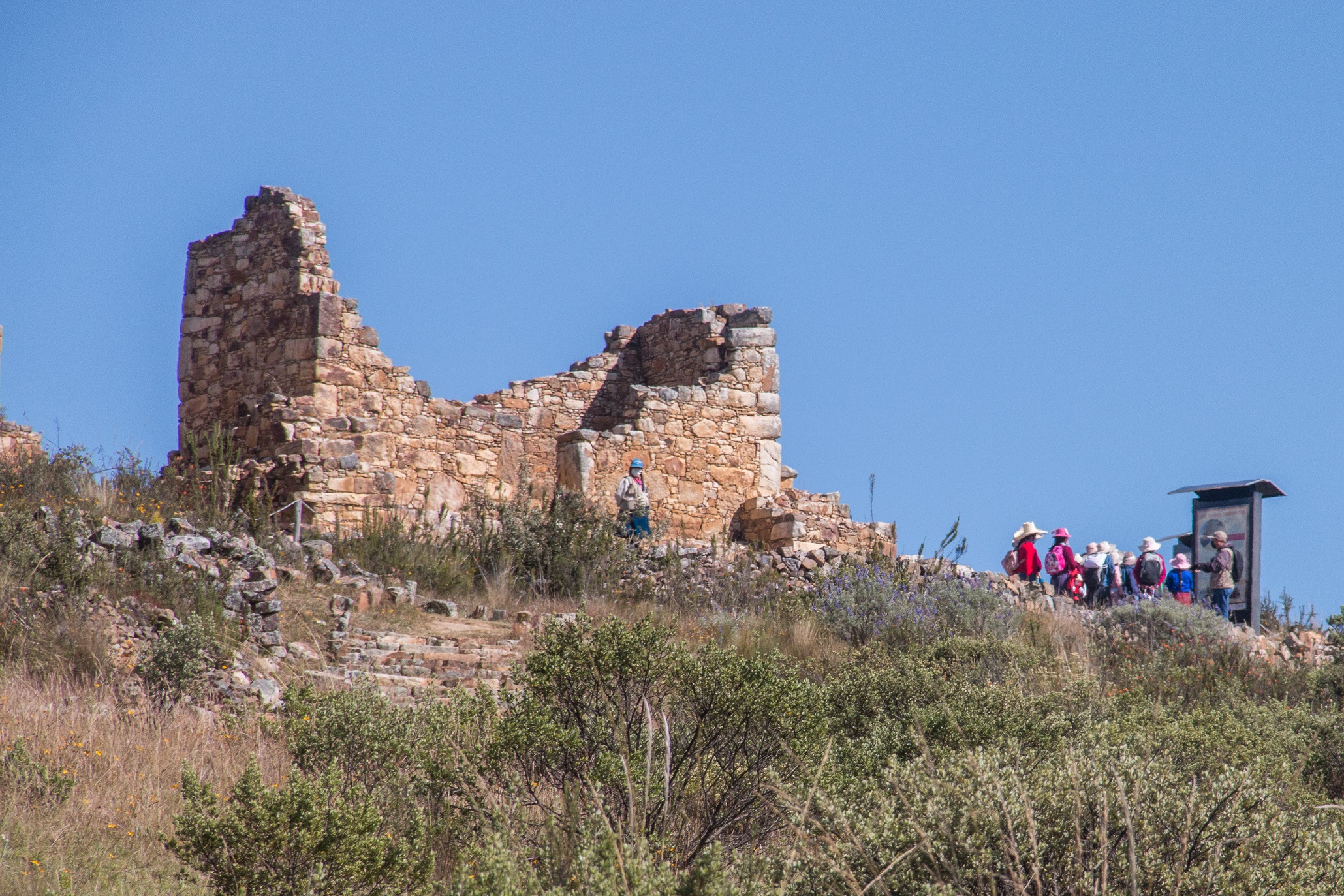 Escolares particiapando del recorrido interpratico en el sector El Castillo en Marcahuamachuco