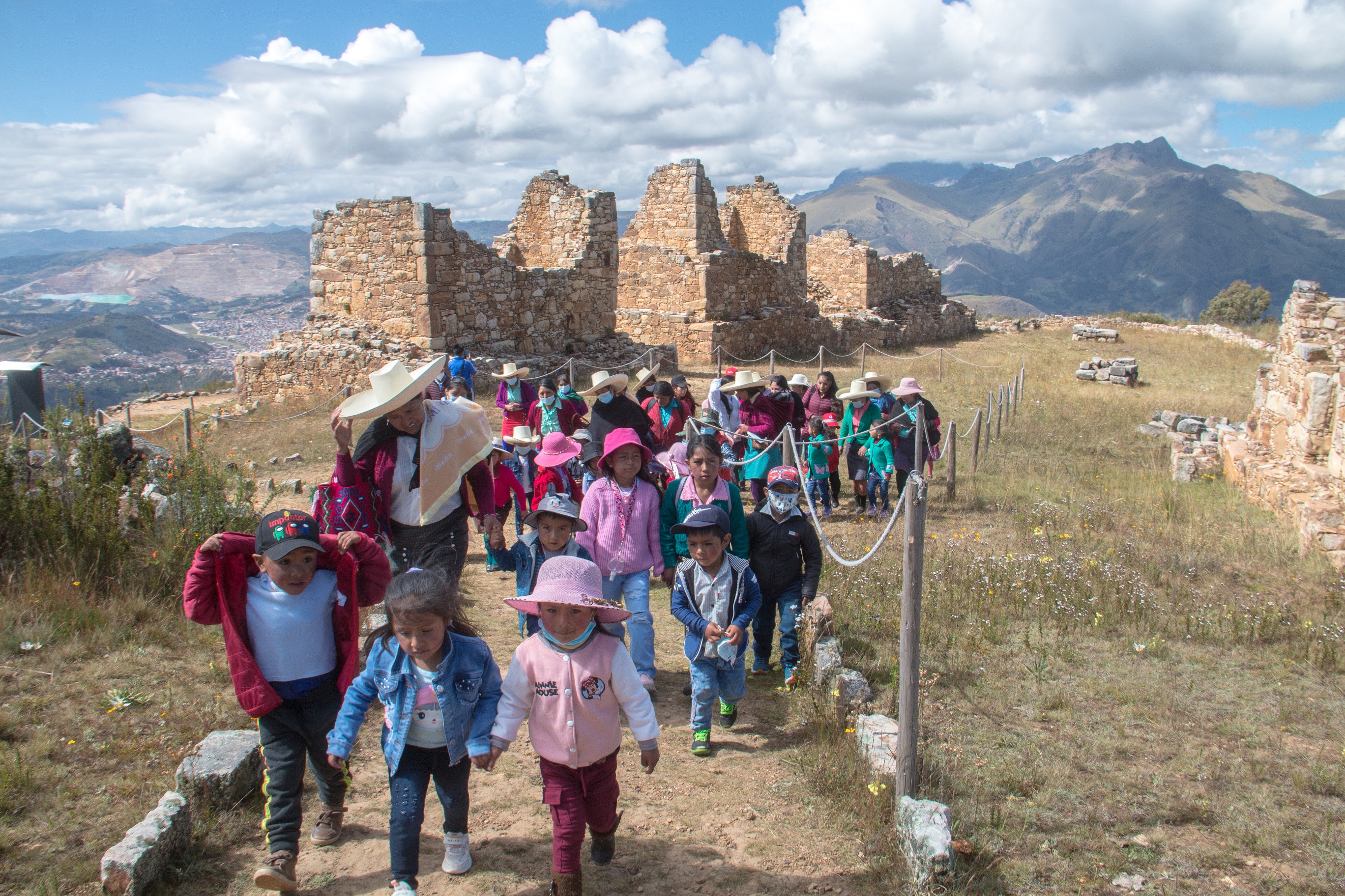 Escolares particiapando del recorrido interpratico en el sector El Castillo en Marcahuamachuco