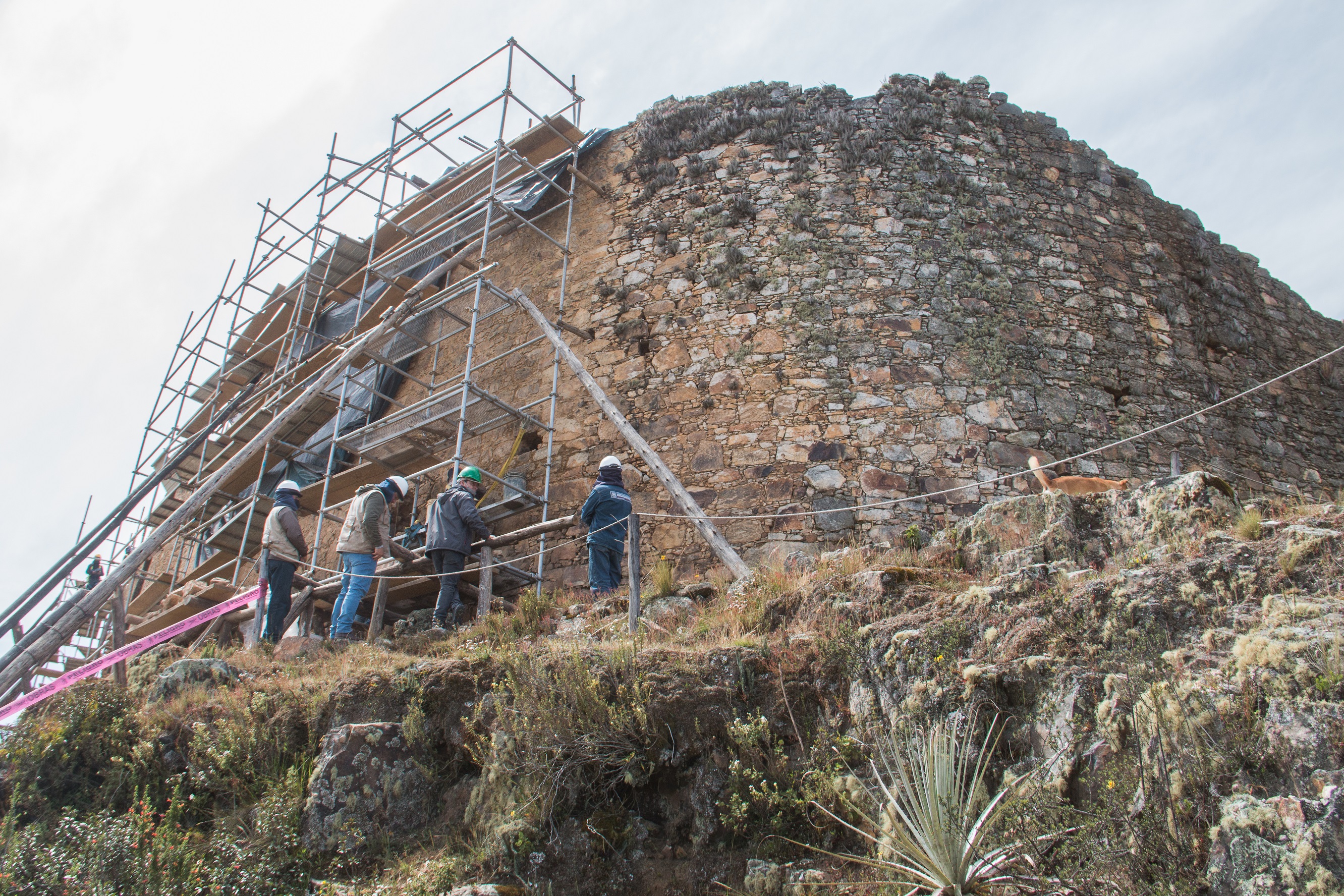 Trabajo de conservación en el edifio A de Marcahuamachuco