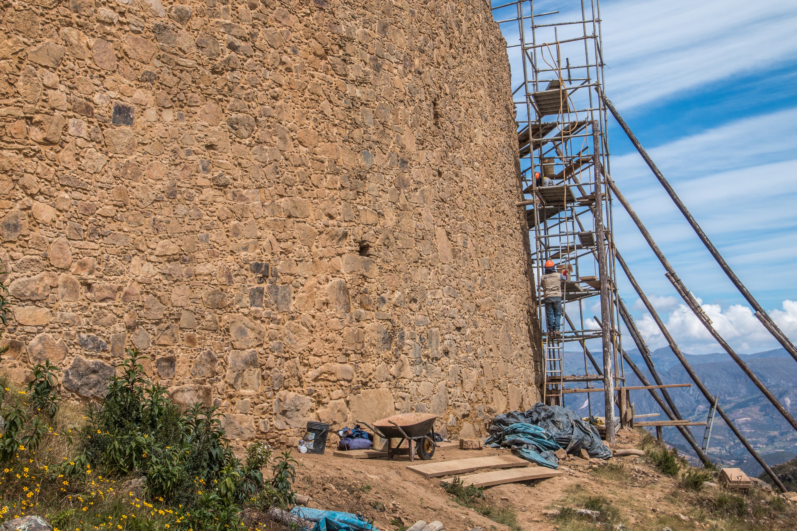 Trabajo de conservación en el edifio A de Marcahuamachuco