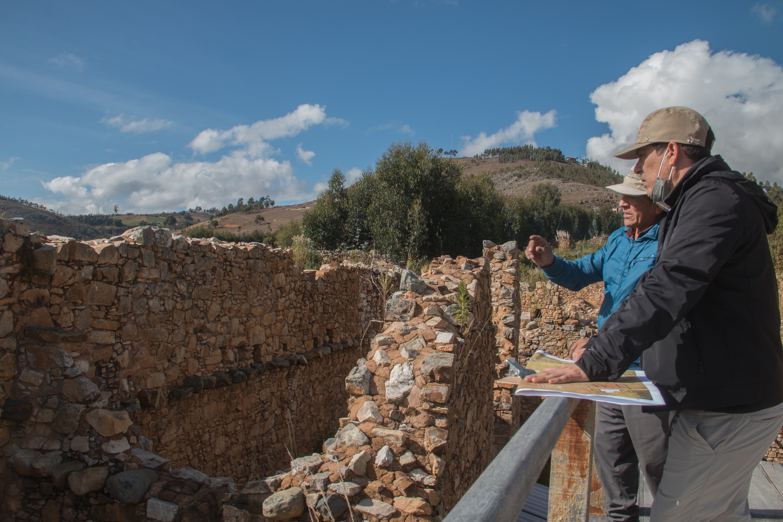 Servidores de la Unidad Ejecutora inspeccionando el circuito interpretativo de Wiraqochapampa