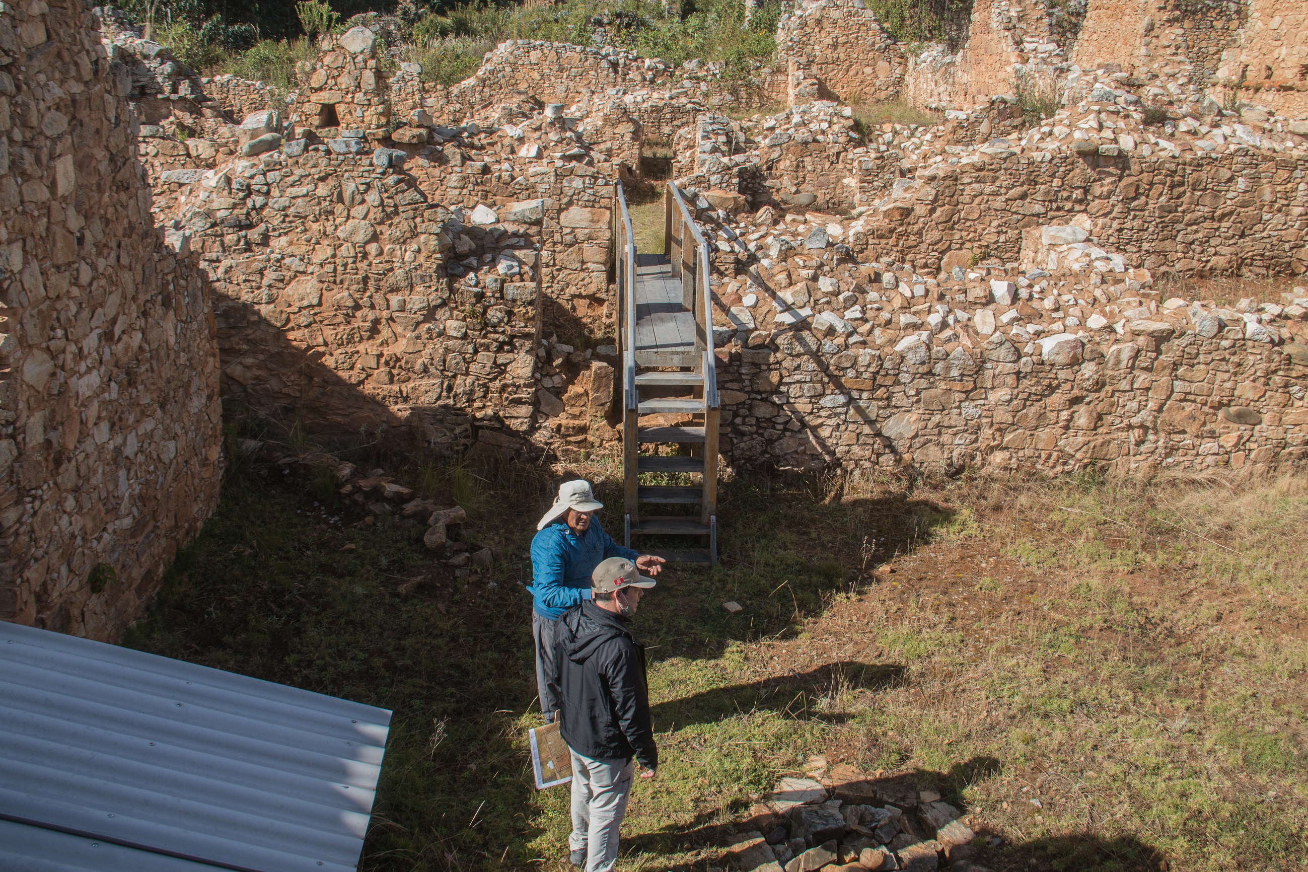 Servidores de la Unidad Ejecutora inspeccionando el circuito interpretativo de Wiraqochapampa