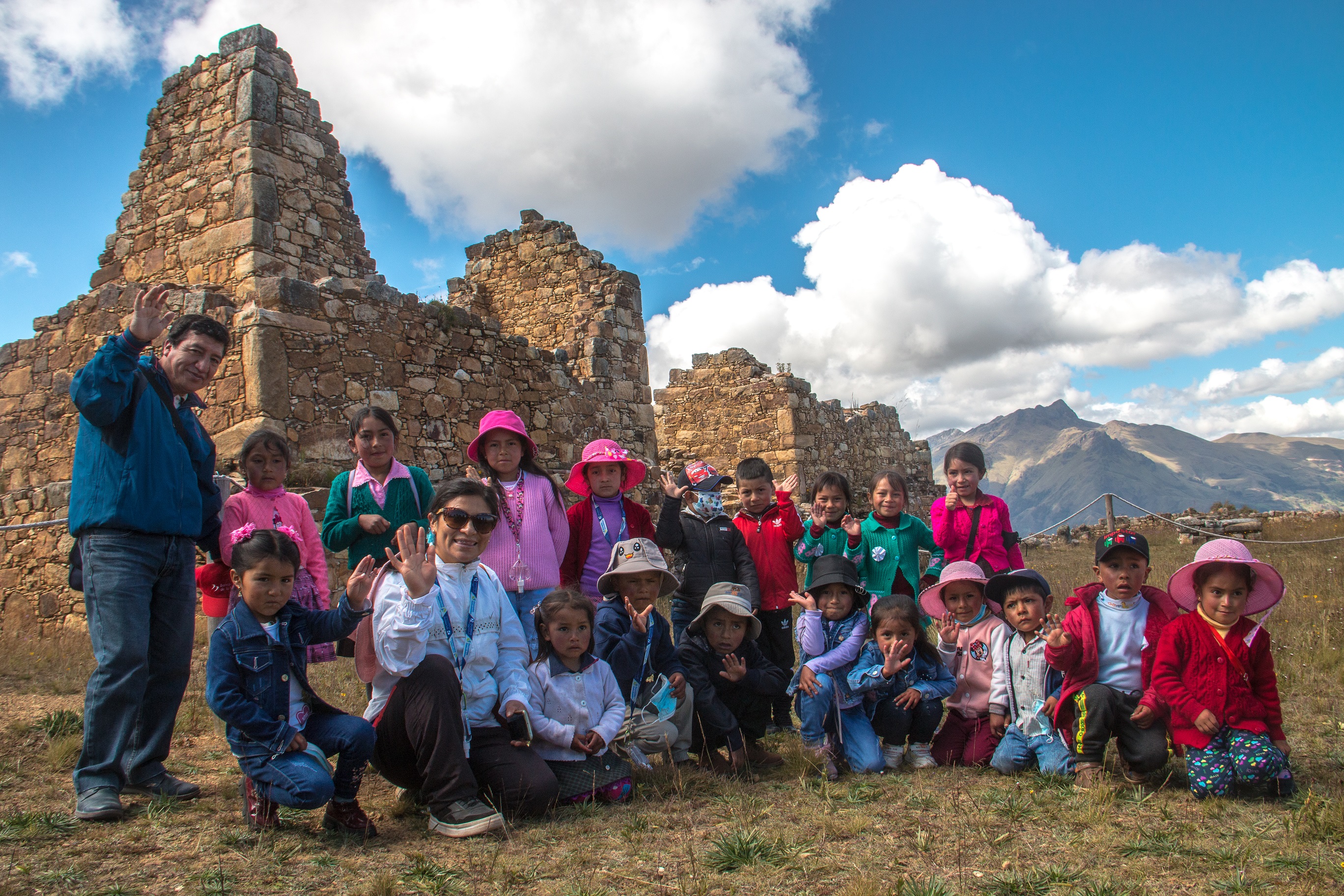 Escolares participando de la visita educativa en Marcahuamachuco
