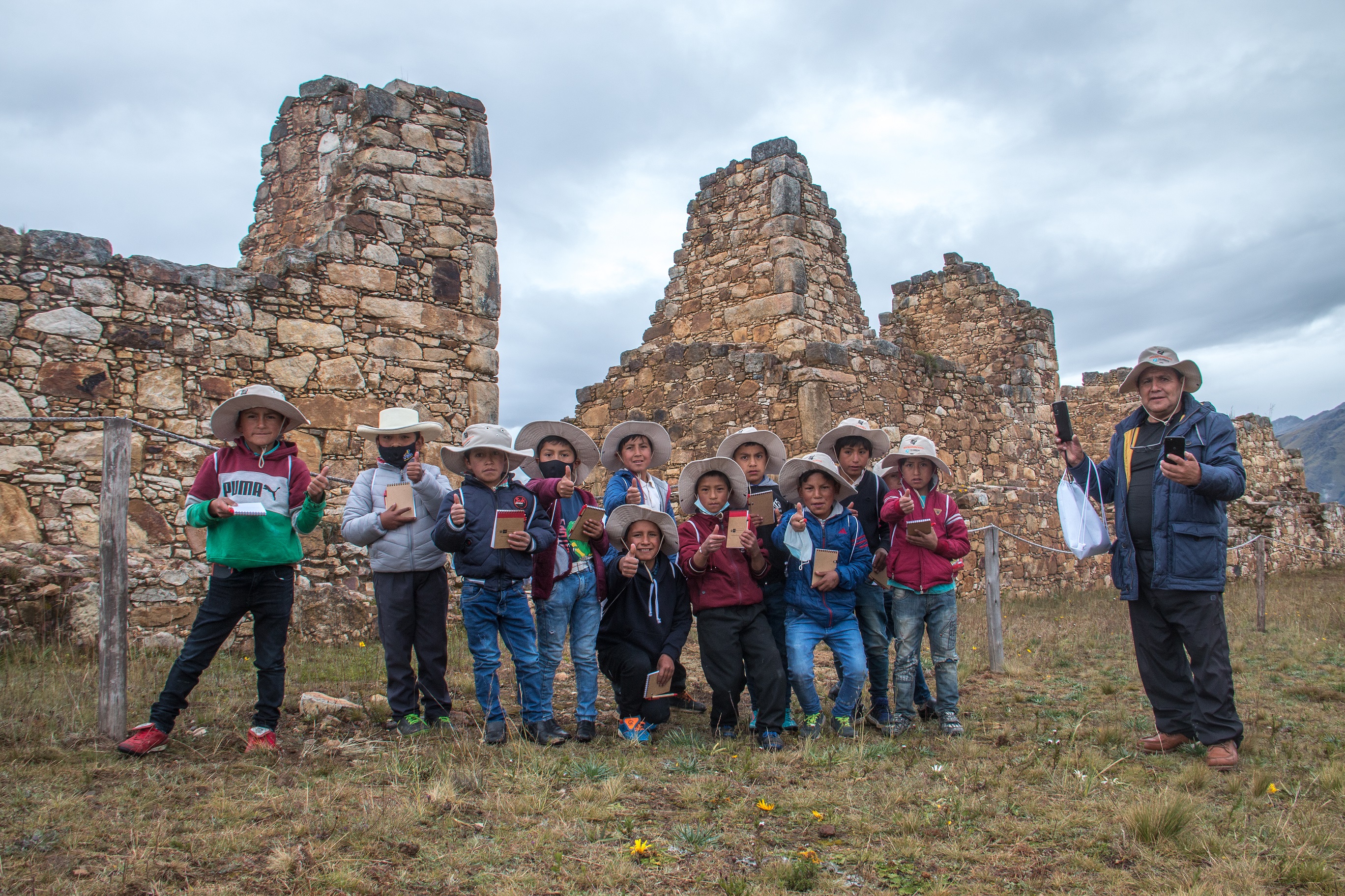 Escolares participando de la visita educativa en Marcahuamachuco