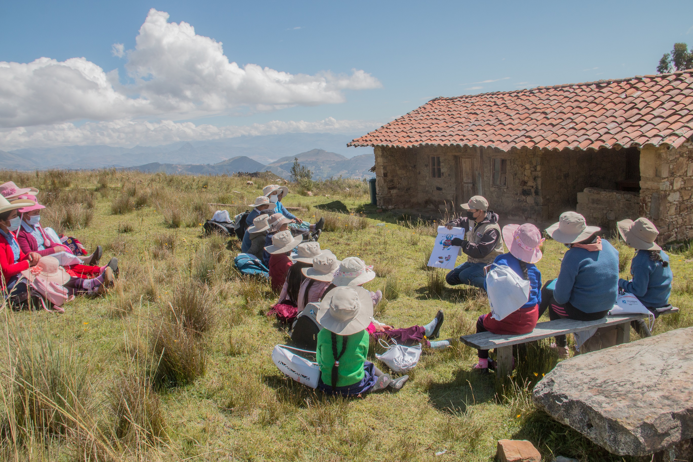 Escolares participando de la visita educativa en Marcahuamachuco