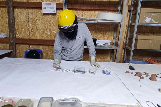Arqueólogo realizando trabajos de conservación a bienes muebles