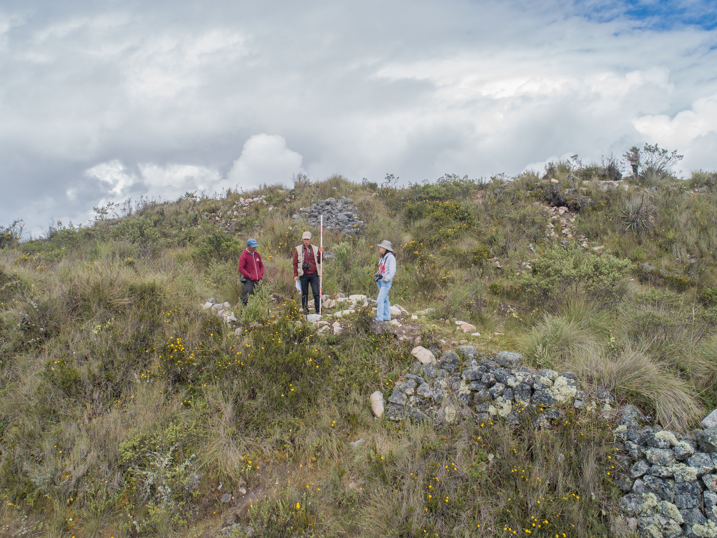 Servidores de la unidad ejecutora realizando labores de sanemiento en el sitio arqueológico Piogán