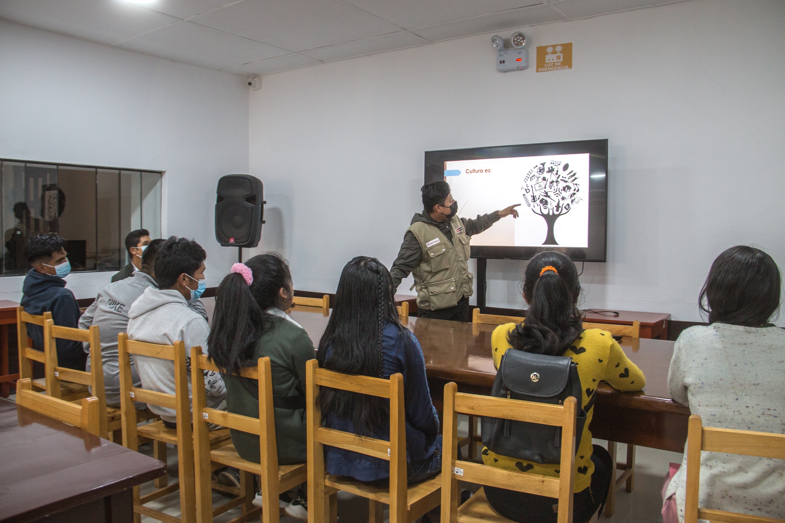 Servidores de la unidad ejecutora explicando las categorías del patrimonio cultural