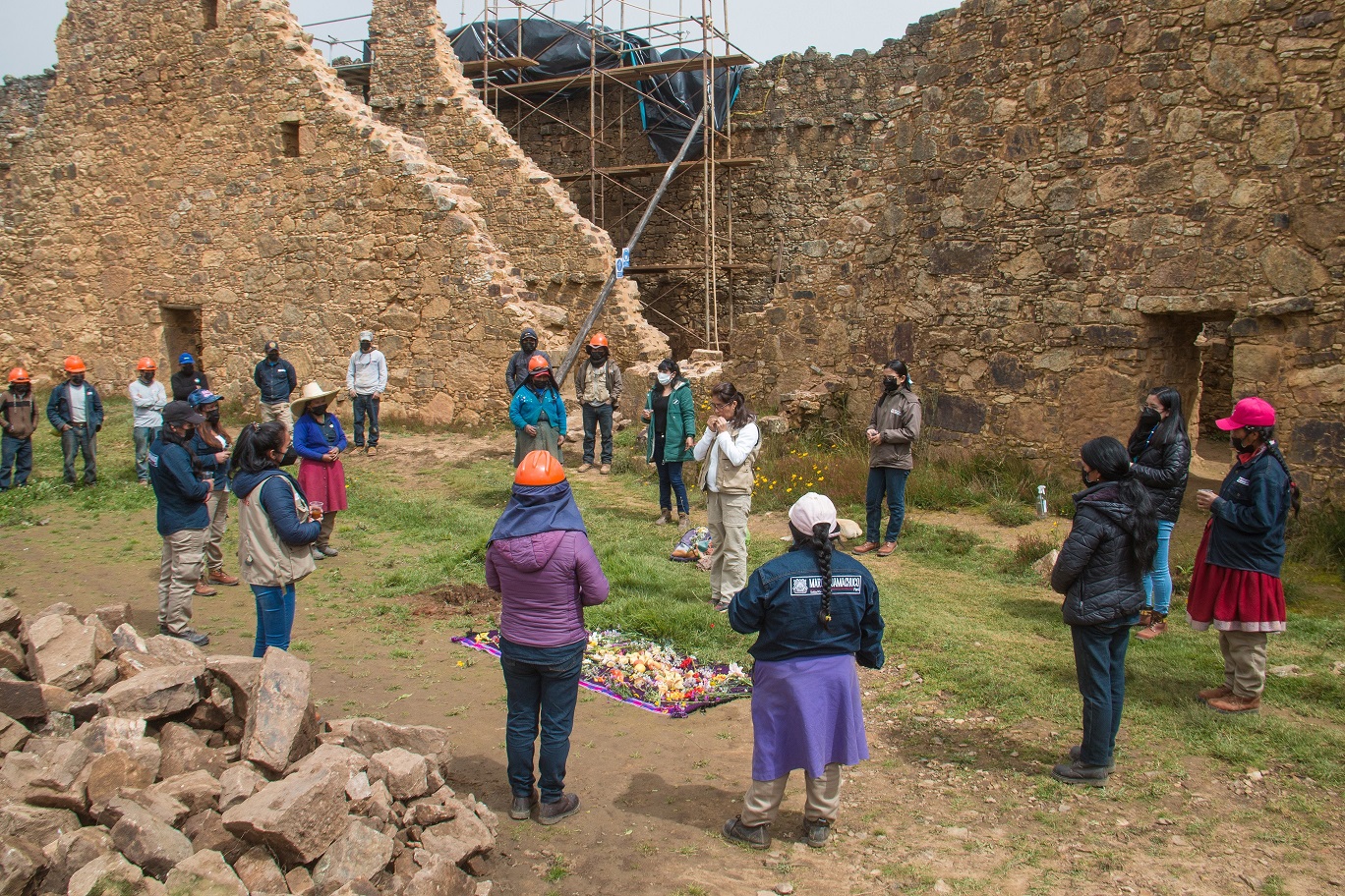 Servidores de la unidad ejecutora realizando el pagapu por el incio del proyecyo de inversion en el edifio A de Marcahuamachuco
