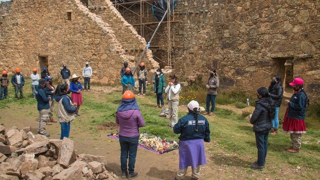 Servidores de la unidad ejecutora realizando el pagapu por el incio del proyecyo de inversion en el edifio A de Marcahuamachuco 