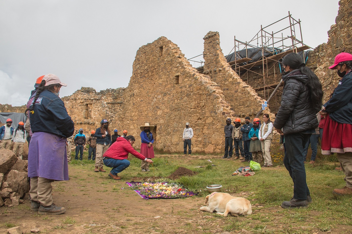 Servidores de la unidad ejecutora realizando el pagapu por el incio del proyecyo de inversion en el edifio A de Marcahuamachuco