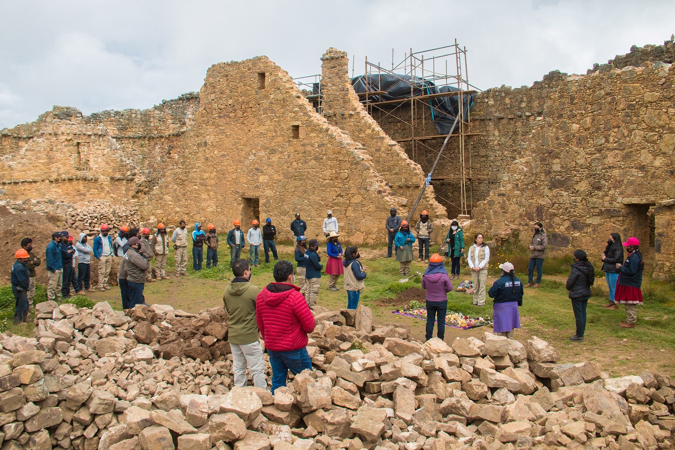 Servidores de la unidad ejecutora realizando el pagapu por el incio del proyecyo de inversion en el edifio A de Marcahuamachuco