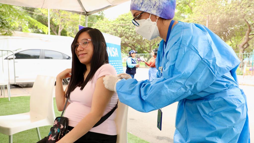 Gestantes necesitan al menos 3 vacunas para proteger su salud y la de su bebé 