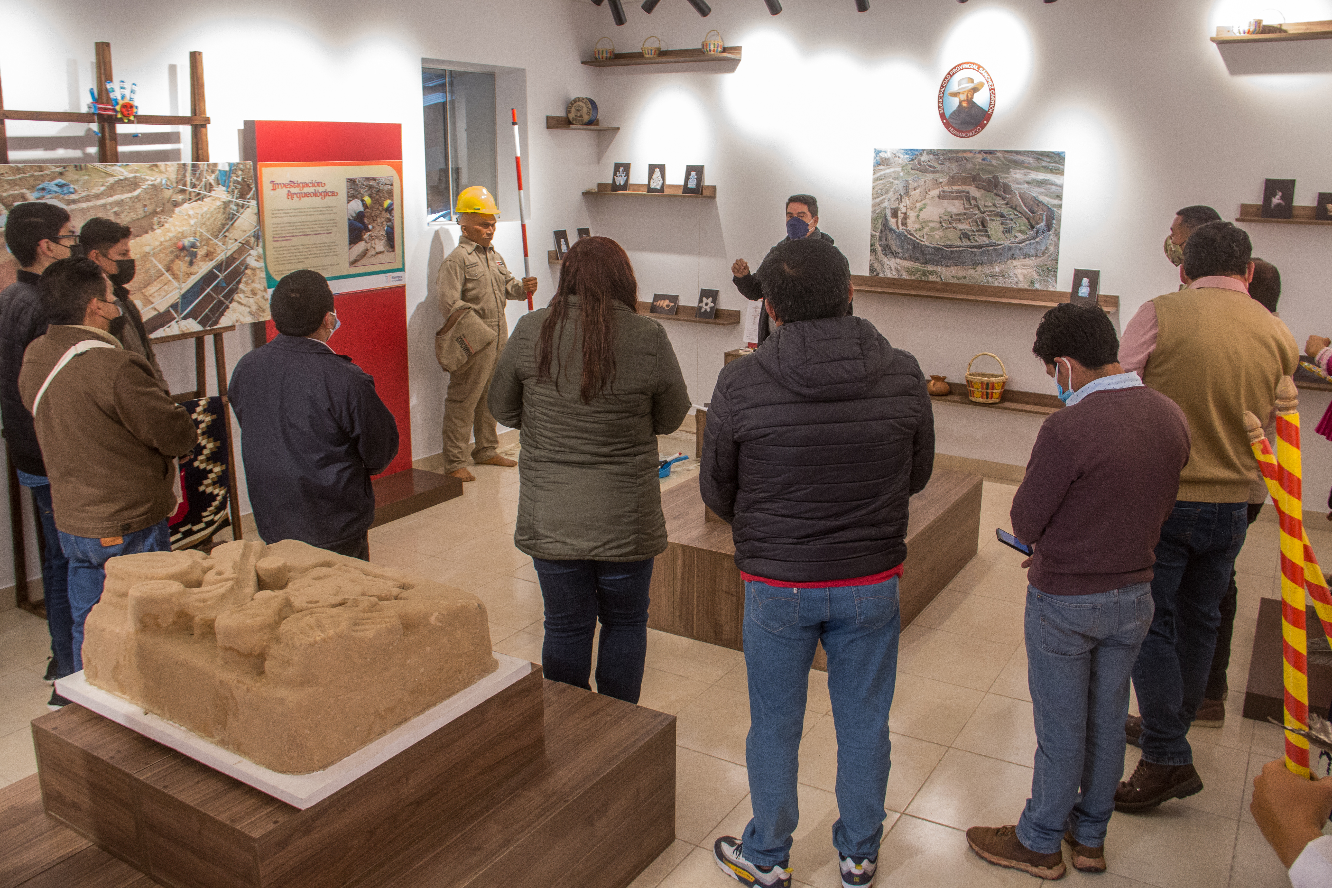 Servidores de la unidad ejecutora guiando la expoción sobre las intervenciones arqueológicas en Marcahuamachuco