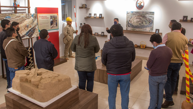 Servidores de la unidad ejecutora guiando la expoción sobre las intervenciones arqueológicas en Marcahuamachuco