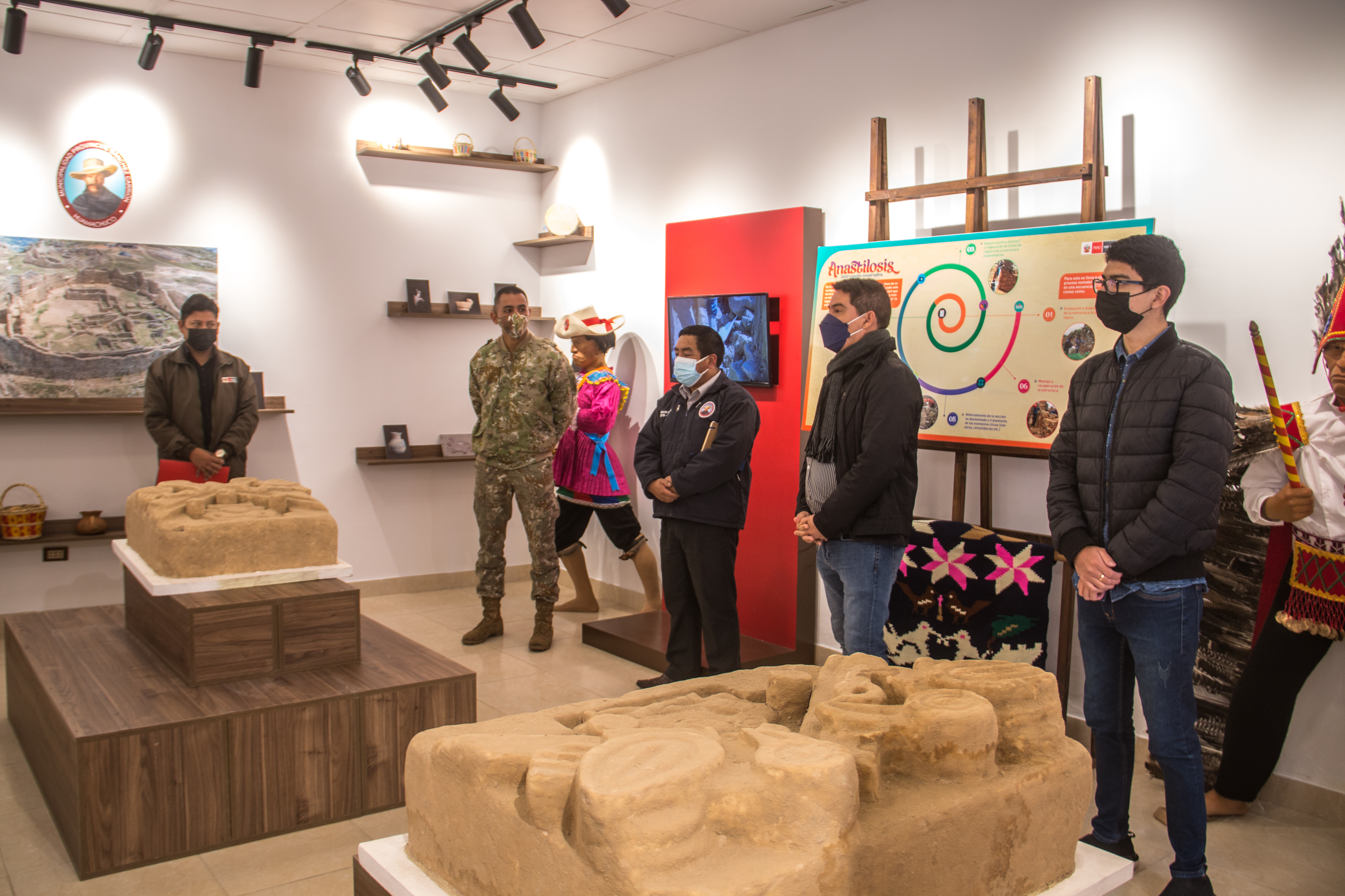 Servidores de la unidad ejecutora guiando la expoción sobre las intervenciones arqueológicas en Marcahuamachuco