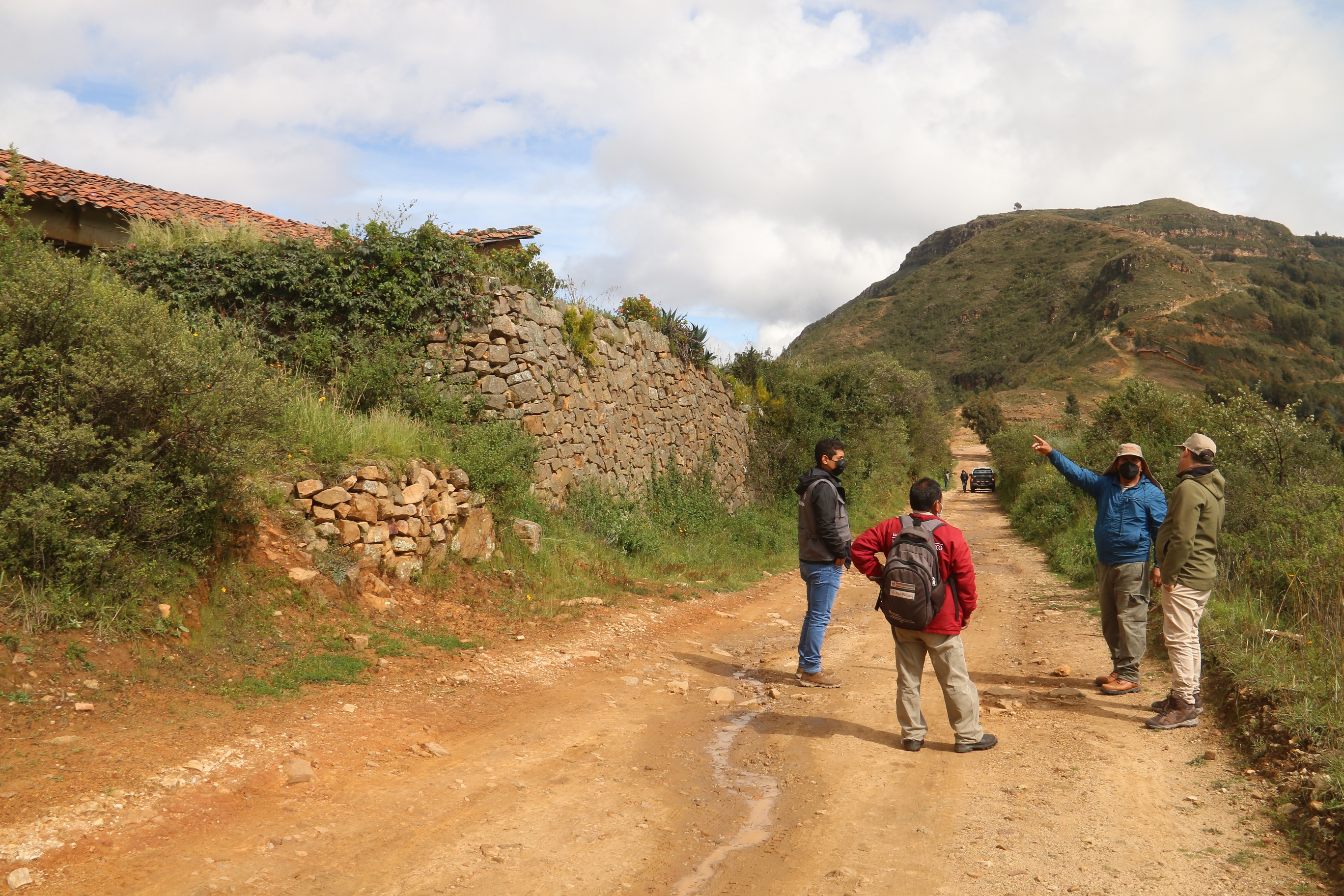 Servidores de la unidad ejecutora y municipio provincial inspeccionan la vía de acceso a Marcahuamachuco