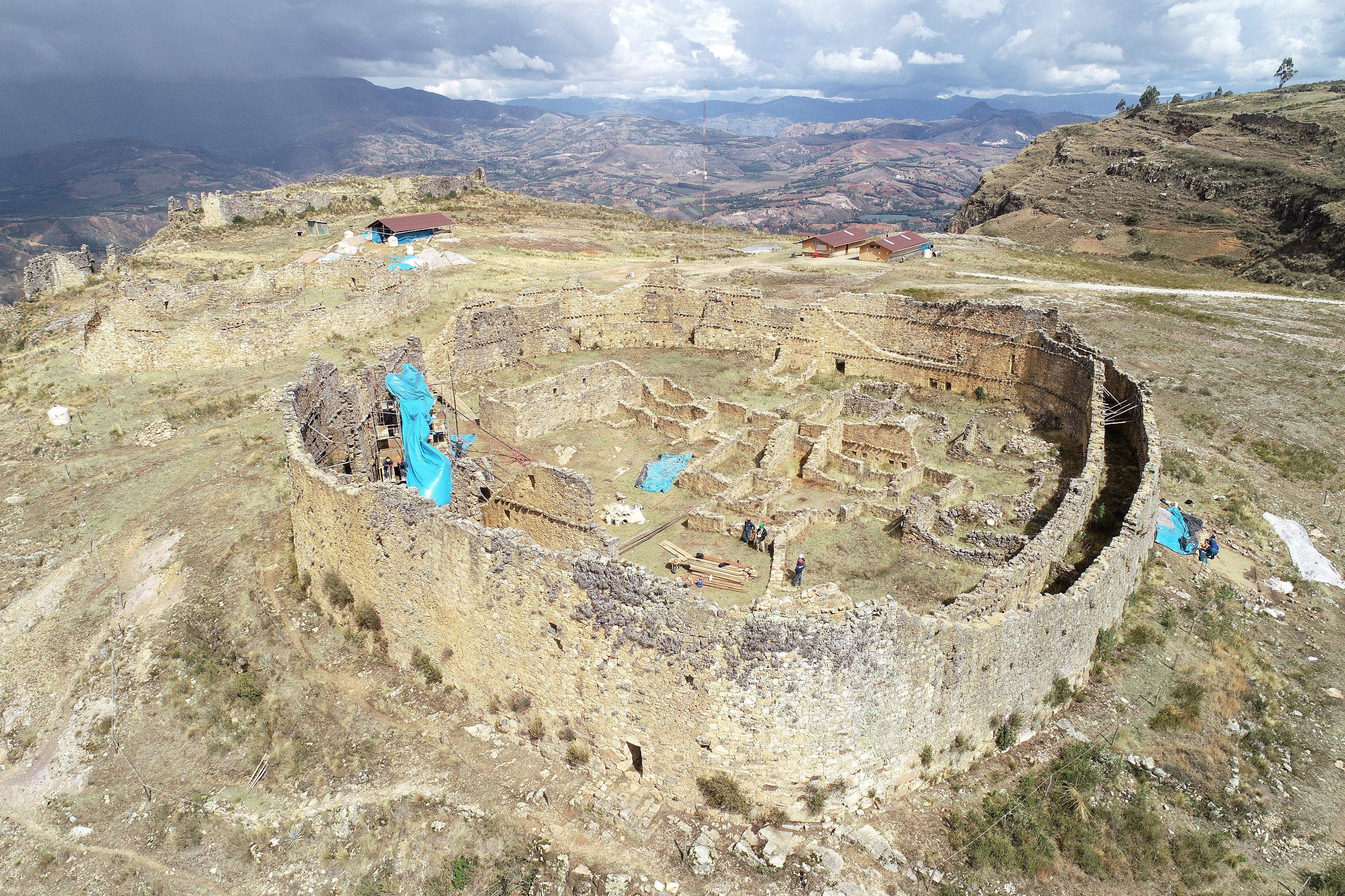 Fotografía aérea de los trabajos de conservación en el edifio A del sector Cerro Las Monjas de Marcahaumachuco