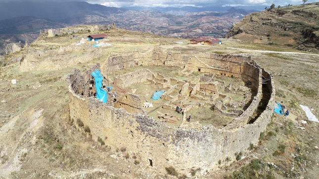 Fotografía aérea de los trabajos de conservación en el edifio A del sector Cerro Las Monjas de Marcahaumachuco