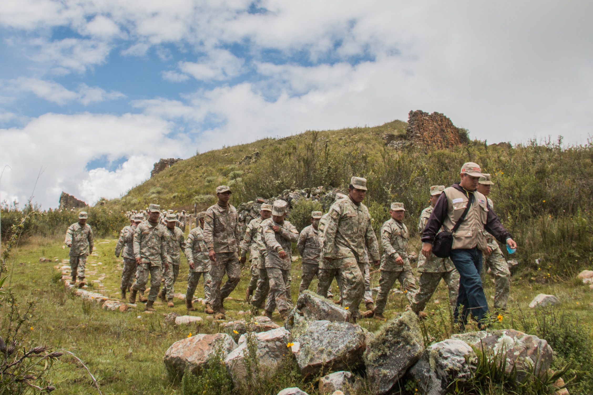 Servidores de la unidad ejecutora realizando el servicio de intepretación de Marcahuamachuco hacia los integrantes del BIM323