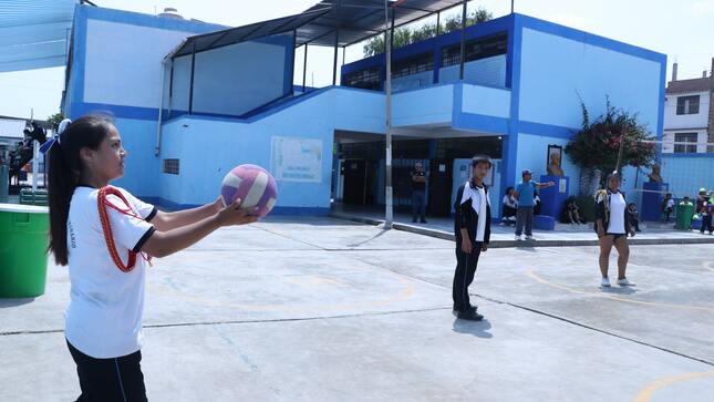 Fomentando el deporte en la ie miguel grau seminario de Lurin