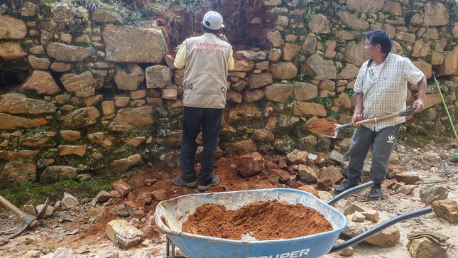 Servidores de la unidad ejecutora realizando labores de conservación preventiva 