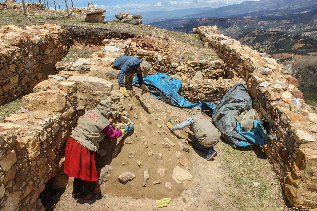 Servidores de la unidad ejecutora realizando tareas de mantenimiento a estructuras arqueológicas