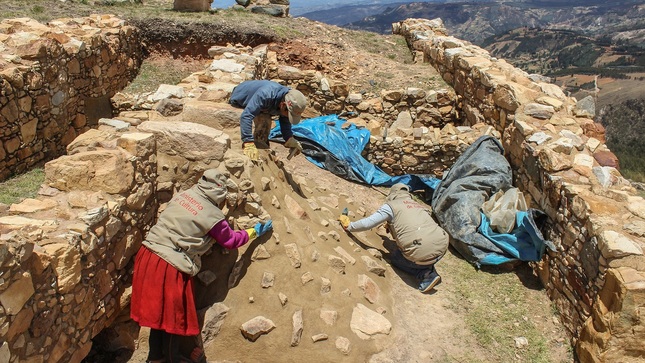 Servidores de la unidad ejecutora realizando tareas de mantenimiento a estructuras arqueológicas
