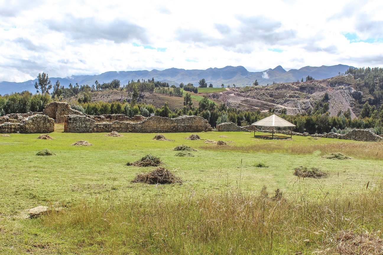 Servidores de la unidad ejecutora realizando tareas de mantenimiento a espacios arqueológicos