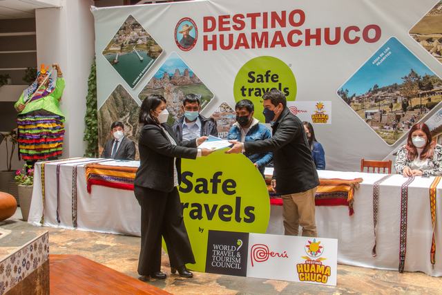 Servidores de la unidad ejecutora recibiendo la certificación del sello Safe Travels