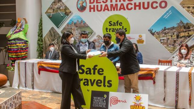 Servidores de la unidad ejecutora recibiendo la certificación del sello Safe Travels