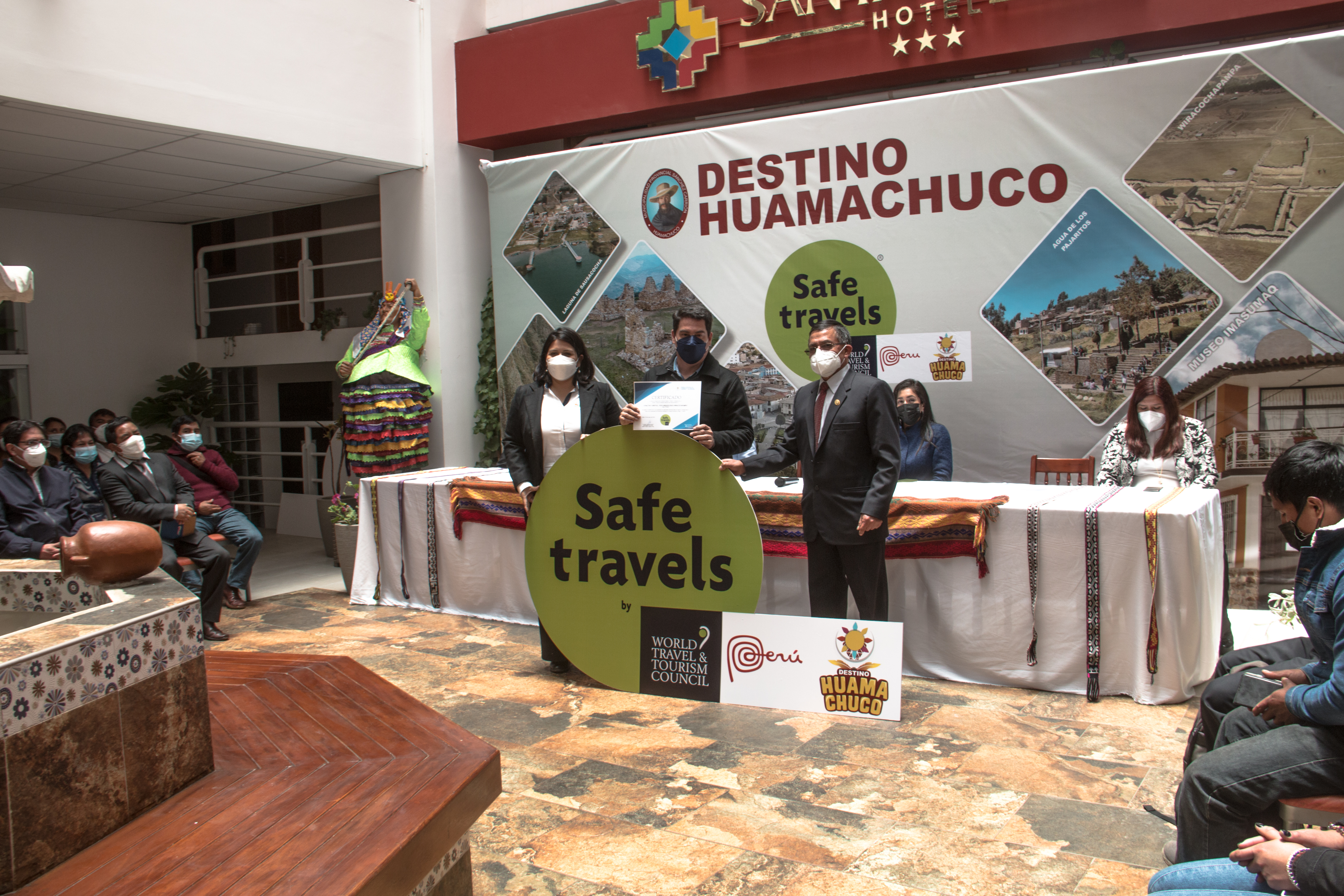 Servidores de la unidad ejecutora recibiendo la certificación del sello Safe Travels